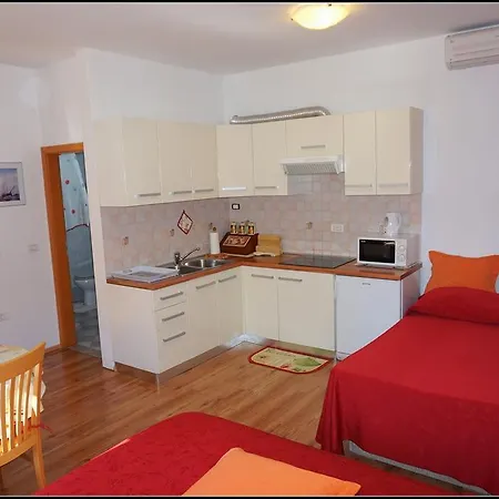 Druzinski Apartmaji Orlando Za Popoln Oddih V Izoli - Orlando Family Retreat In Izola
