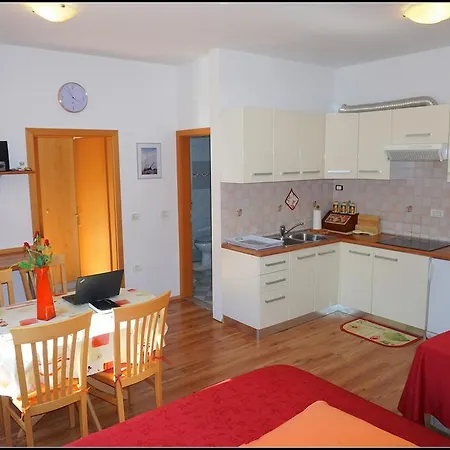 Druzinski Apartmaji Orlando Za Popoln Oddih V Izoli - Orlando Family Retreat In Lejlighed