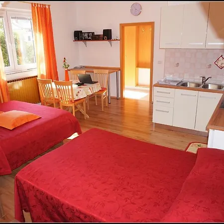 Druzinski Apartmaji Orlando Za Popoln Oddih V Izoli - Orlando Family Retreat In